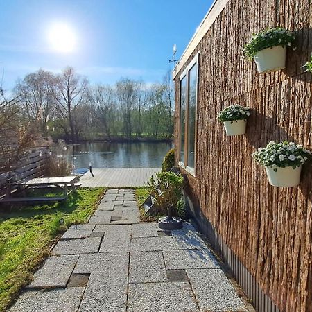 Het Witte Chalet Aan Het Water Van Monumentaal Fort Ooltgensplaat Bagian luar foto