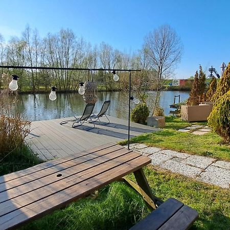 Het Witte Chalet Aan Het Water Van Monumentaal Fort Ooltgensplaat Bagian luar foto