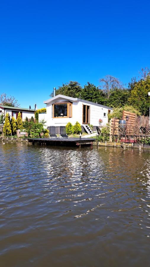 Het Witte Chalet Aan Het Water Van Monumentaal Fort Ooltgensplaat Bagian luar foto