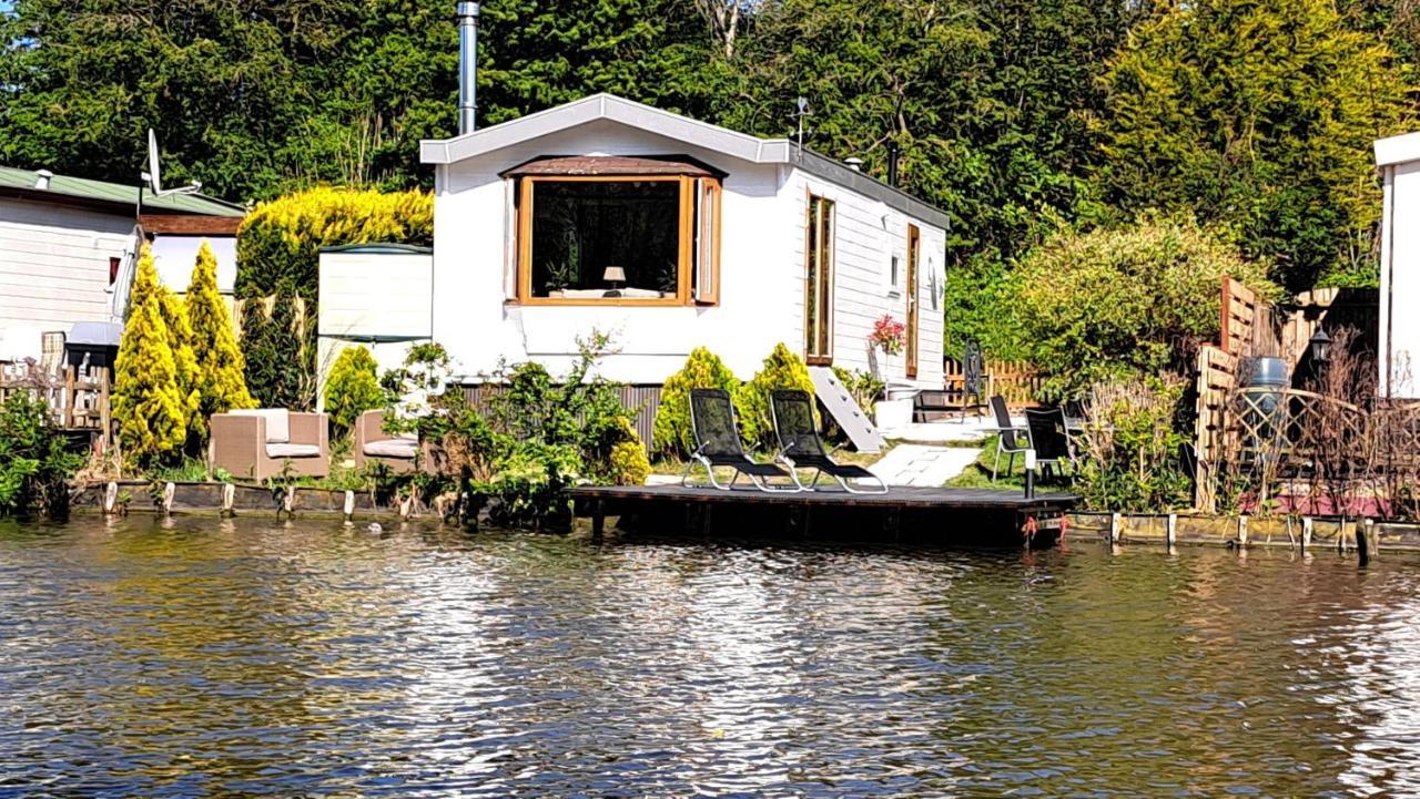 Het Witte Chalet Aan Het Water Van Monumentaal Fort Ooltgensplaat Bagian luar foto