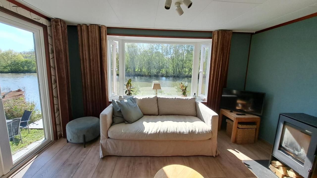 Het Witte Chalet Aan Het Water Van Monumentaal Fort Ooltgensplaat Bagian luar foto