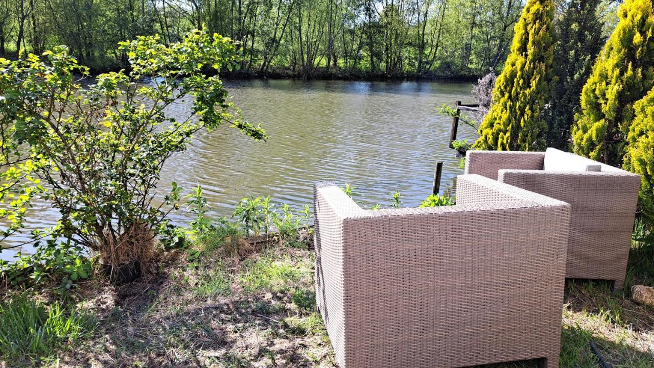 Het Witte Chalet Aan Het Water Van Monumentaal Fort Ooltgensplaat Bagian luar foto