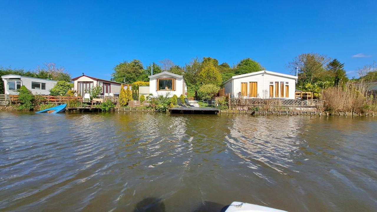 Het Witte Chalet Aan Het Water Van Monumentaal Fort Ooltgensplaat Bagian luar foto