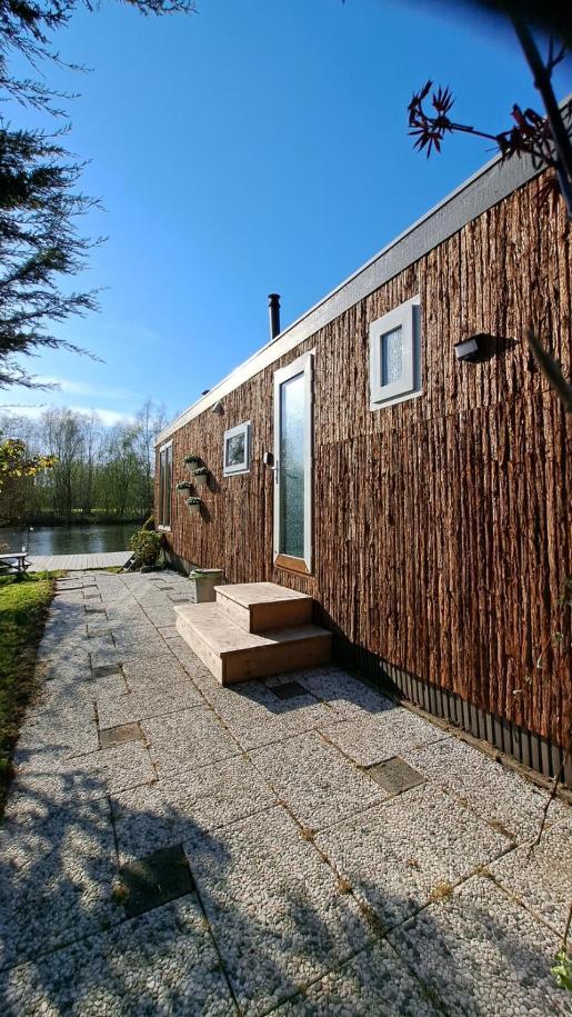 Het Witte Chalet Aan Het Water Van Monumentaal Fort Ooltgensplaat Bagian luar foto