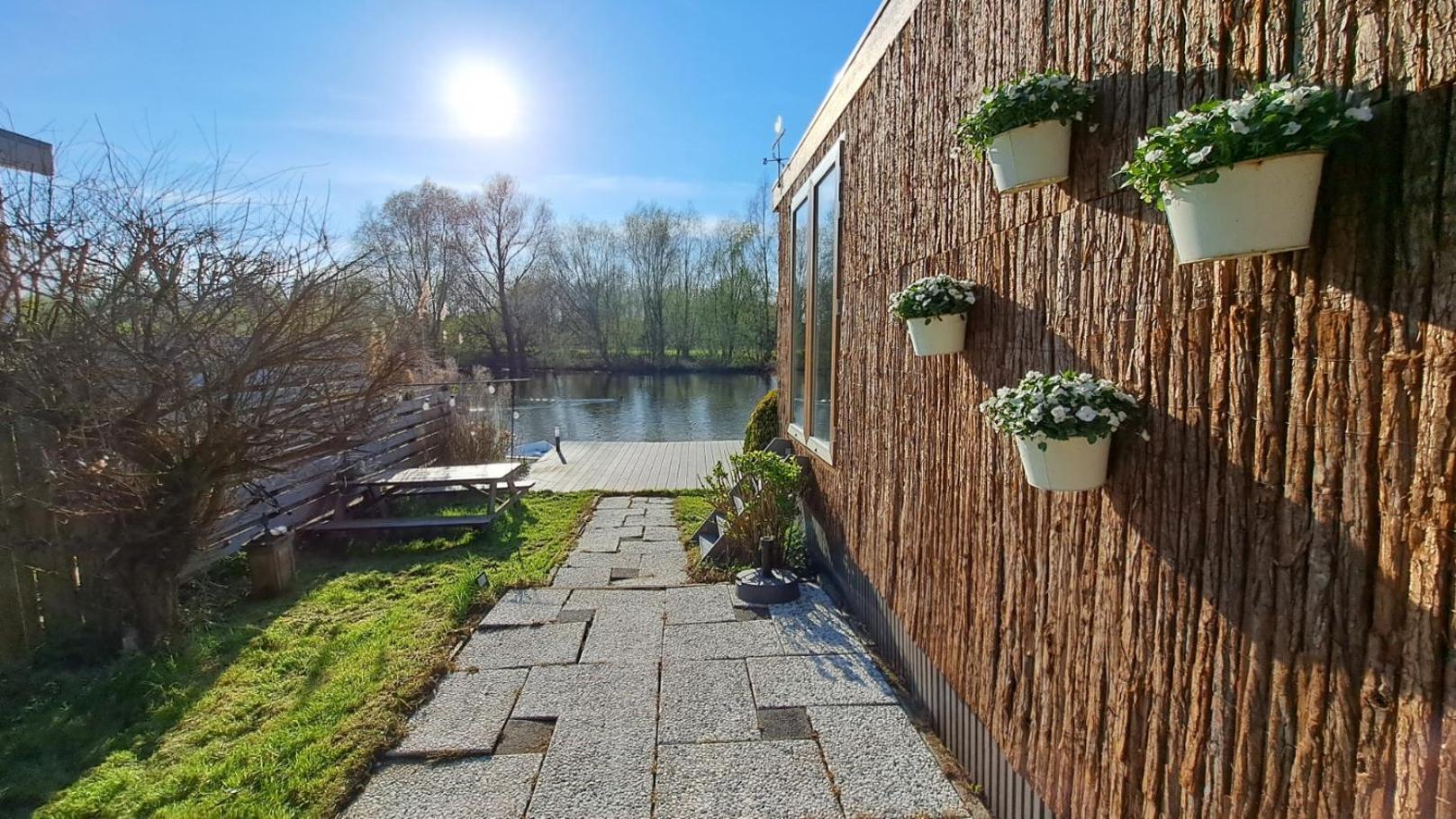Het Witte Chalet Aan Het Water Van Monumentaal Fort Ooltgensplaat Bagian luar foto